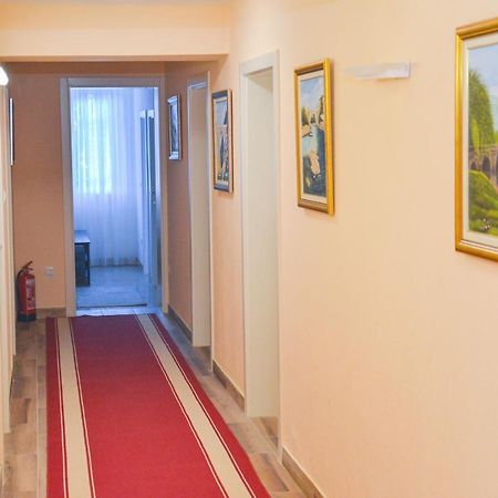 Hotel Central Sisava Екстериор снимка